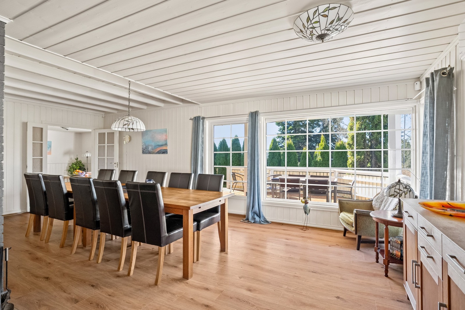 Romslig spisestue med store vinduer og plass til langbord. Galleribilde
