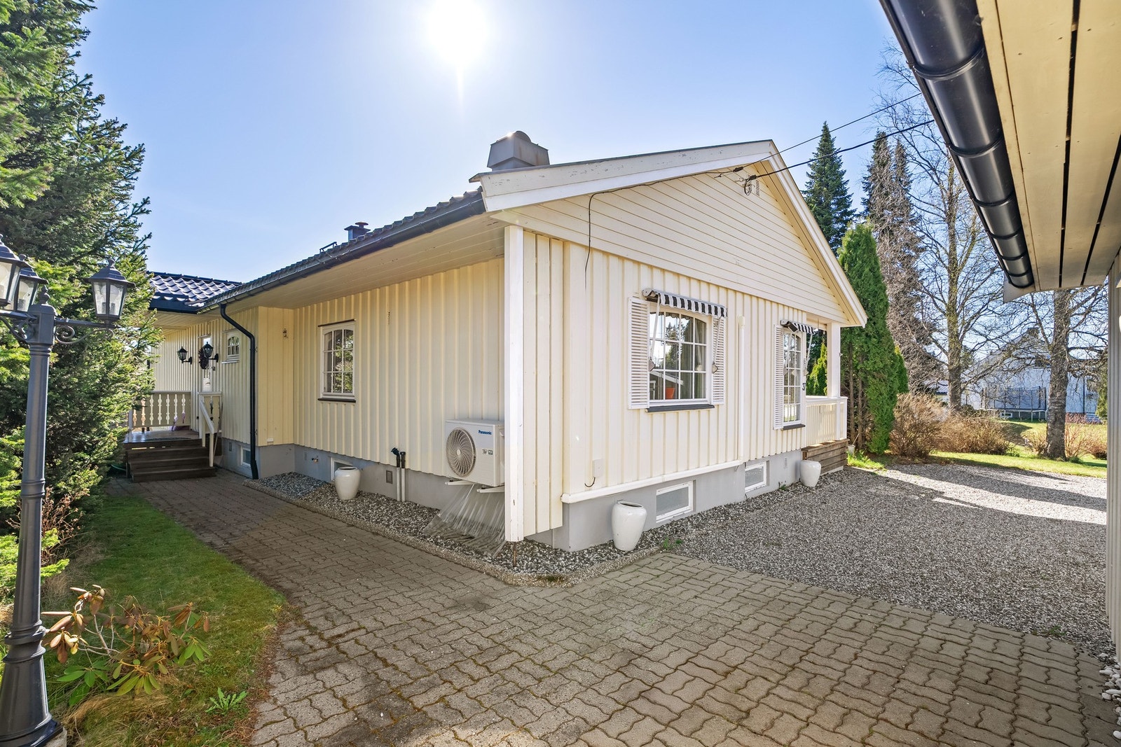 Boligen har pent opparbeidet uteområde med steinlagt adkomst og solrike omgivelser. Galleribilde