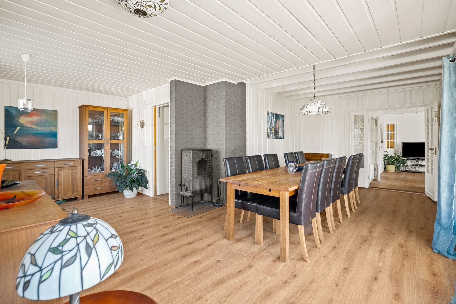 Åpen og sosial stue- og spiseavdeling med vedovn som naturlig samlingspunkt. Galleribilde