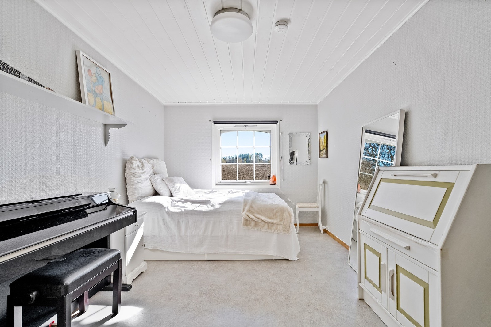 Trivelig rom med store vindusflater som slipper inn rikelig med dagslys. Galleribilde