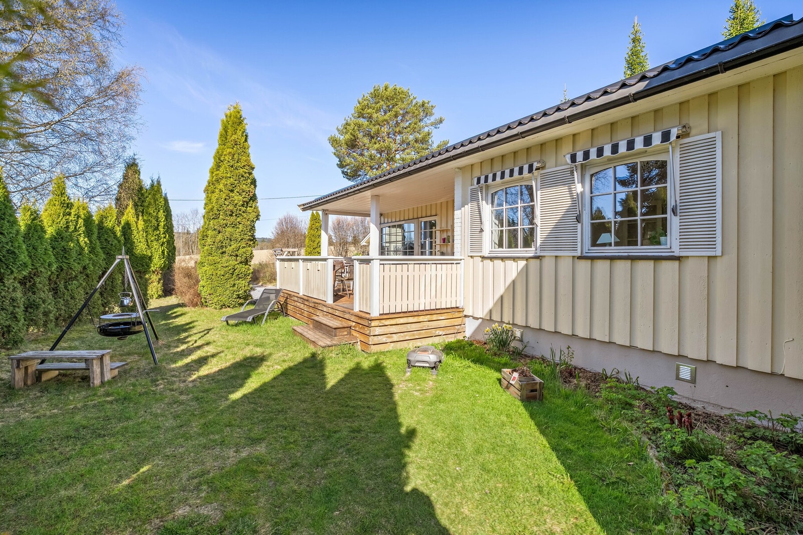 Skjermet hage med plenareal, terrasse og gode solforhold. Galleribilde