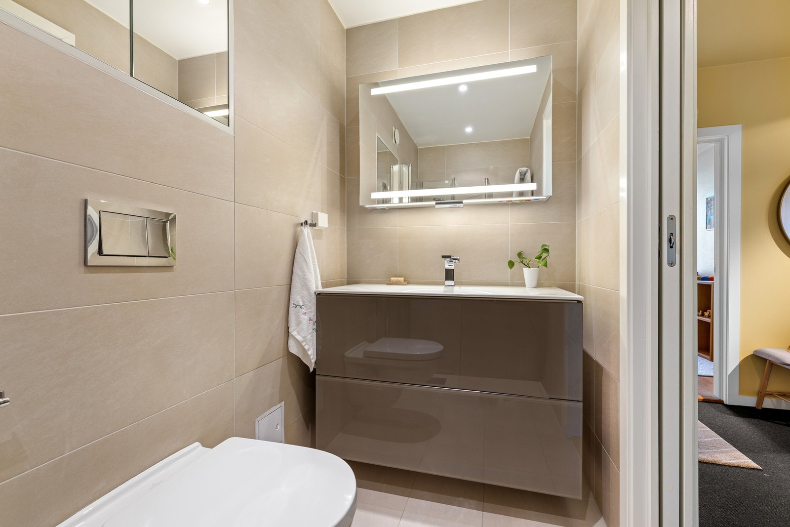 Badet fremstår som pent vedlikeholdt og har en funksjonell innredning tilpasset hverdagen. Galleribilde