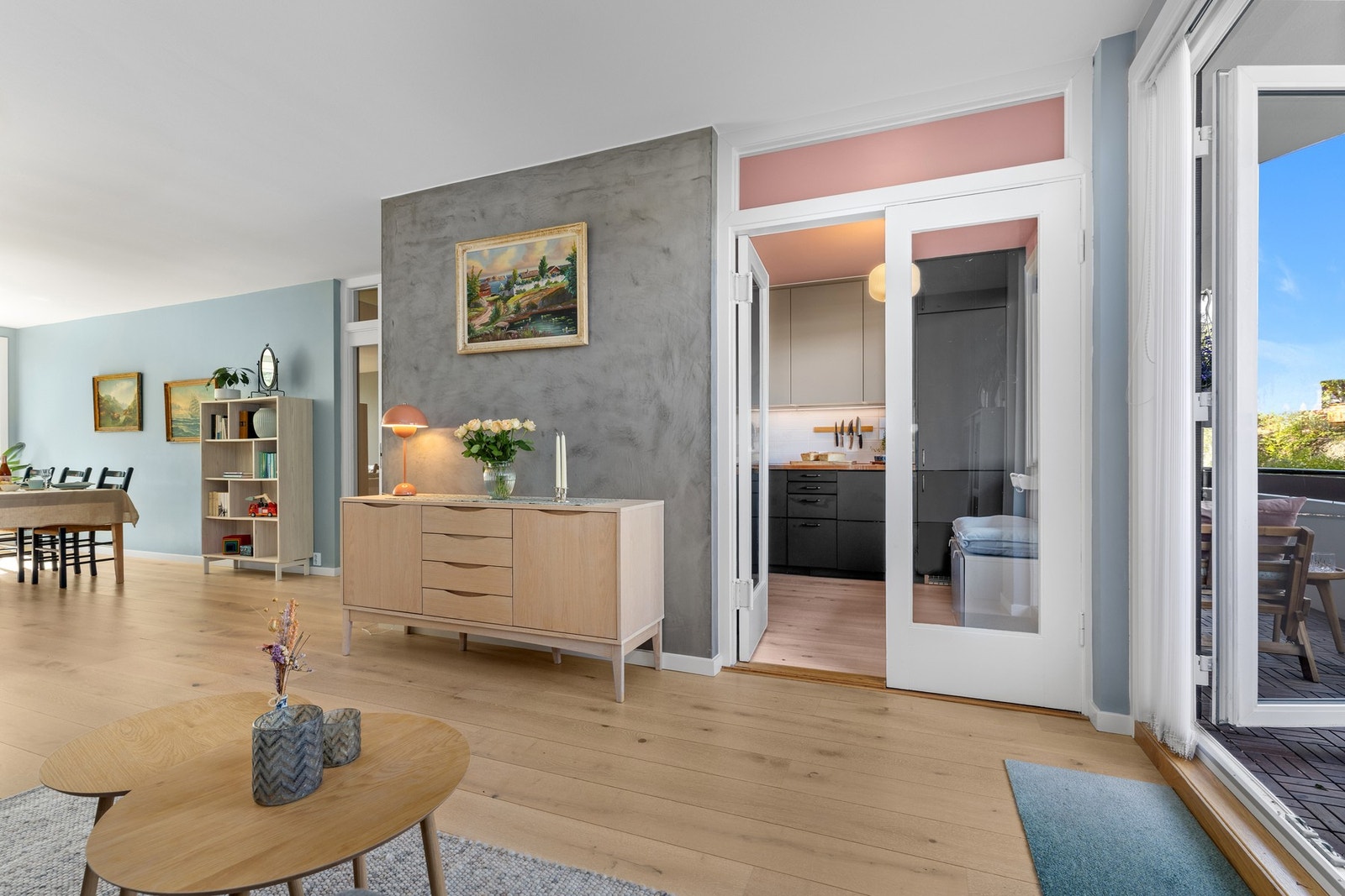 Stuen har god plass til både sofagruppe og spisebord, med fleksible møbleringsmuligheter tilpasset ulike behov Galleribilde