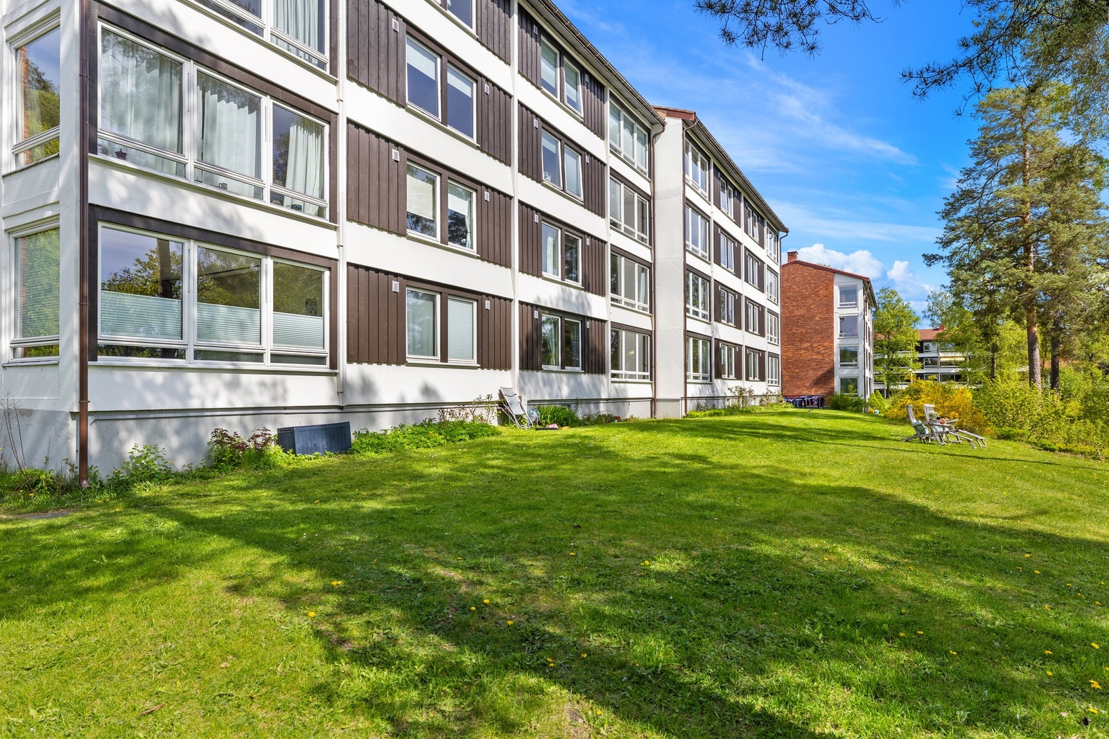 Fjordveien har et velholdt boligområde med store fellesarealer og hyggelige uteområder mellom bebyggelsen. Galleribilde