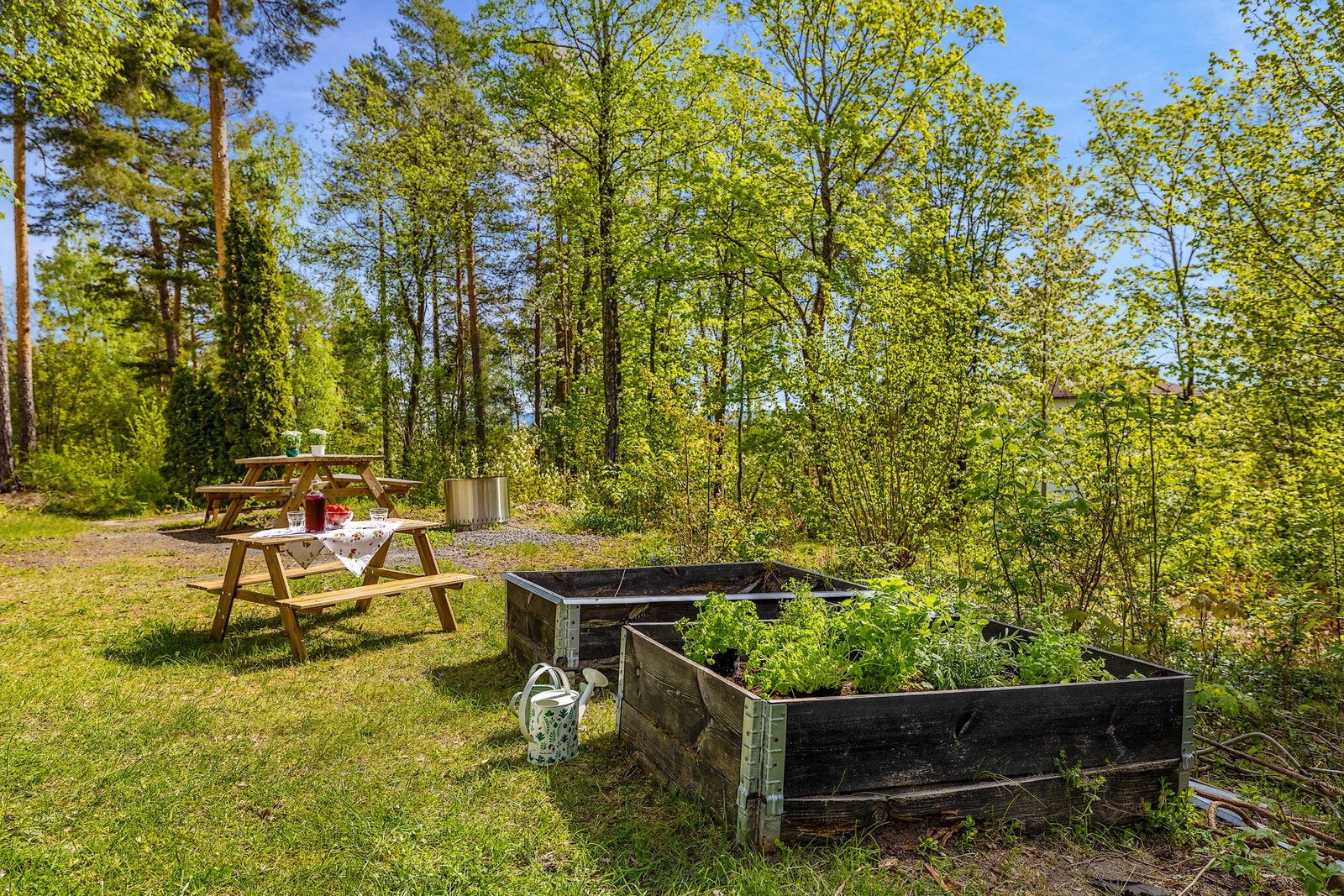 Sameiet byr på hyggelige uteområder med plenarealer, beplantning og gode muligheter for rekreasjon rett utenfor døren. Galleribilde