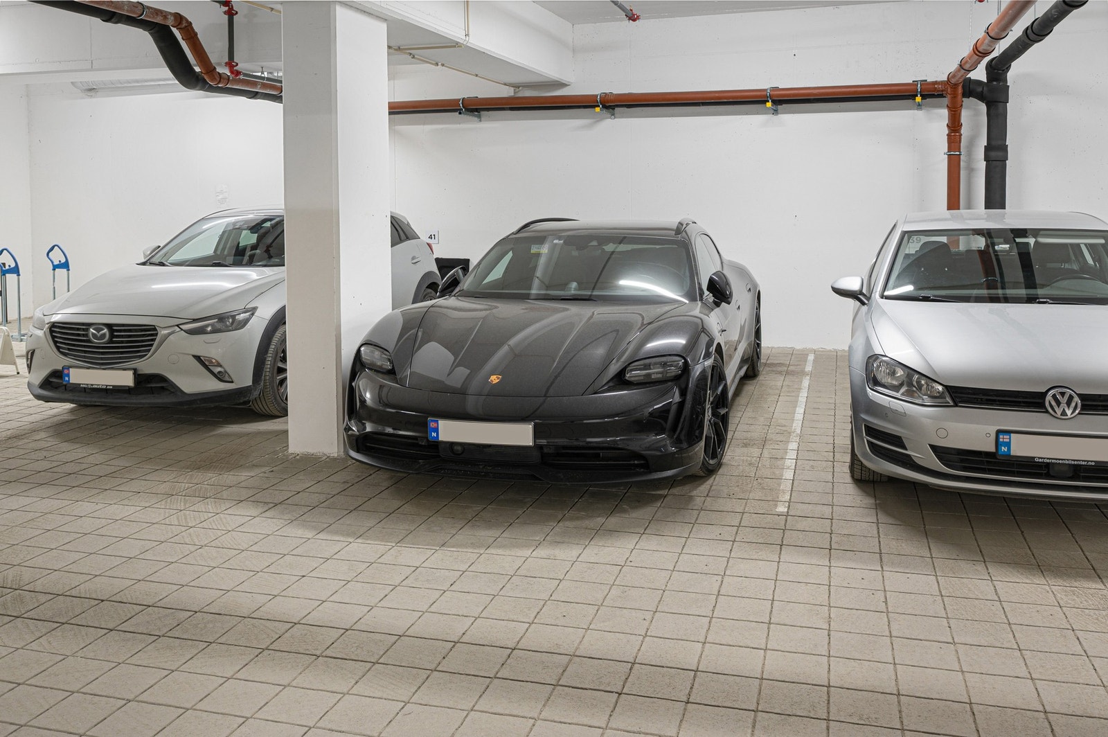 Leiligheten har egen parkeringsplass. Galleribilde