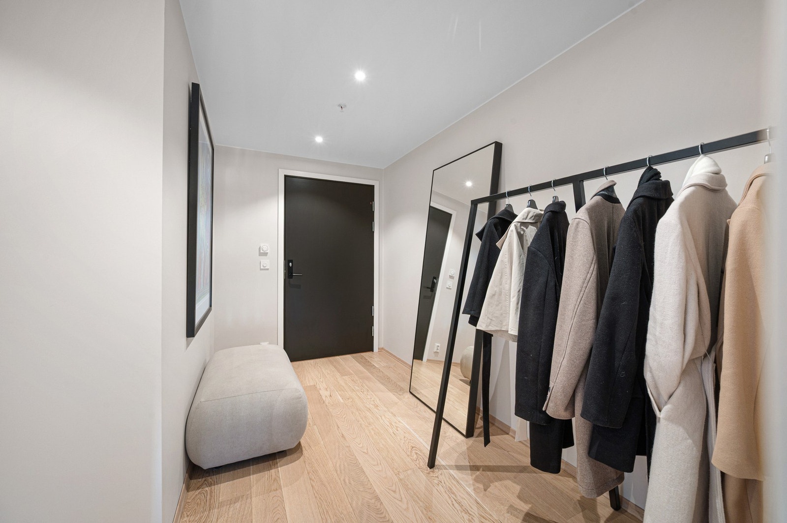 Romslig og innbydende entré med god plass til sko- og yttertøy. Galleribilde
