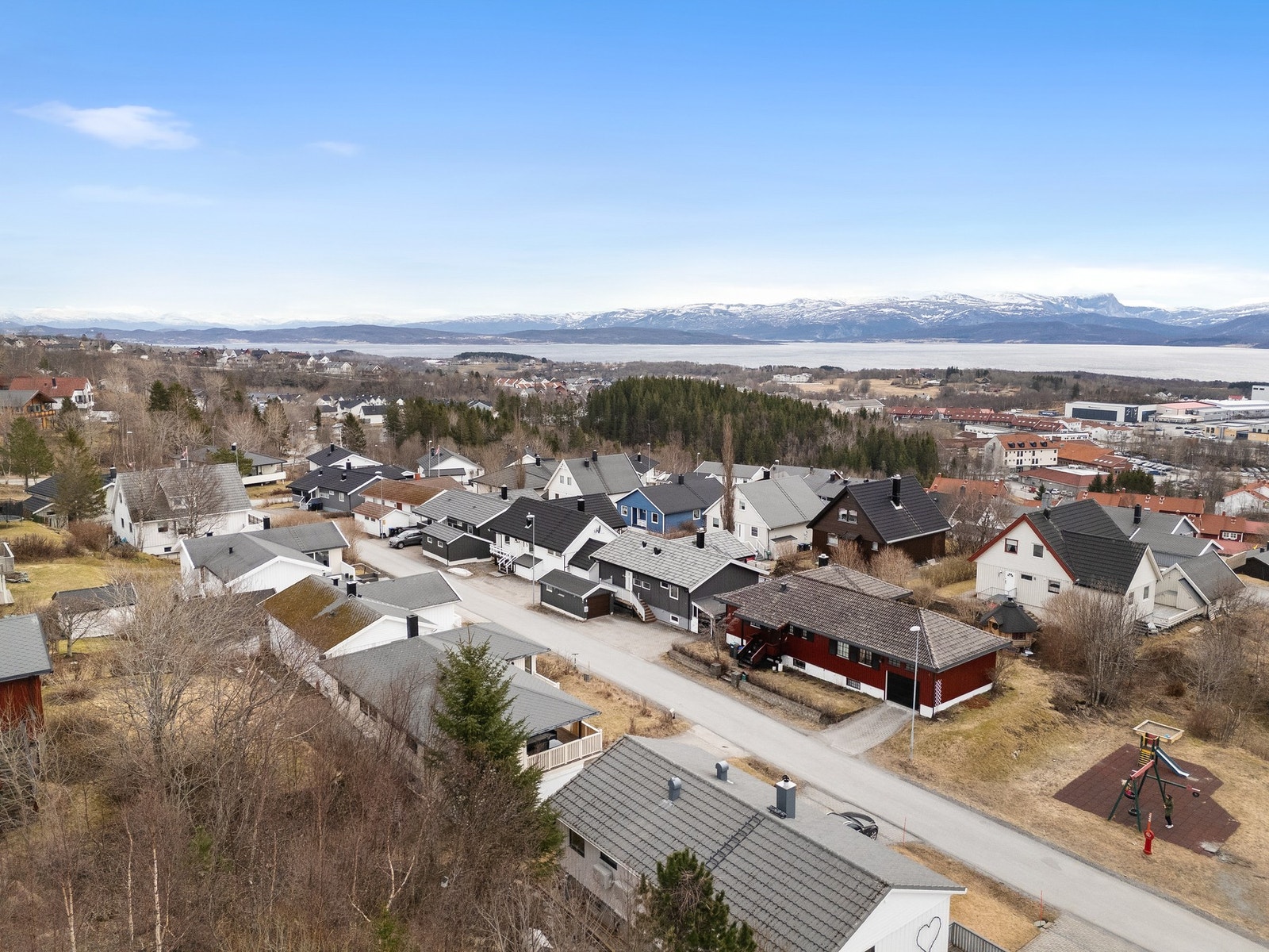 Boligen ligger høyt og fritt i et etablert boligområde, med utsikt mot sjøen og fjellene. Galleribilde