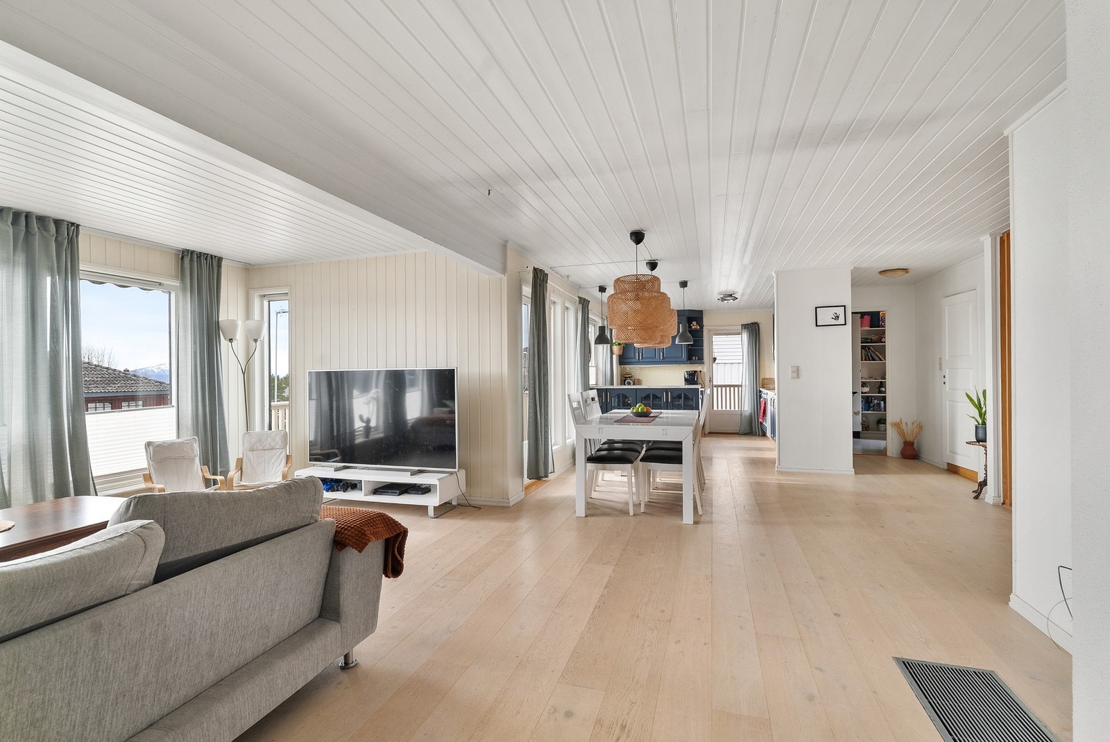 Fra stuen er det direkte utgang til en romslig og delvis overbygd terrasse. Galleribilde