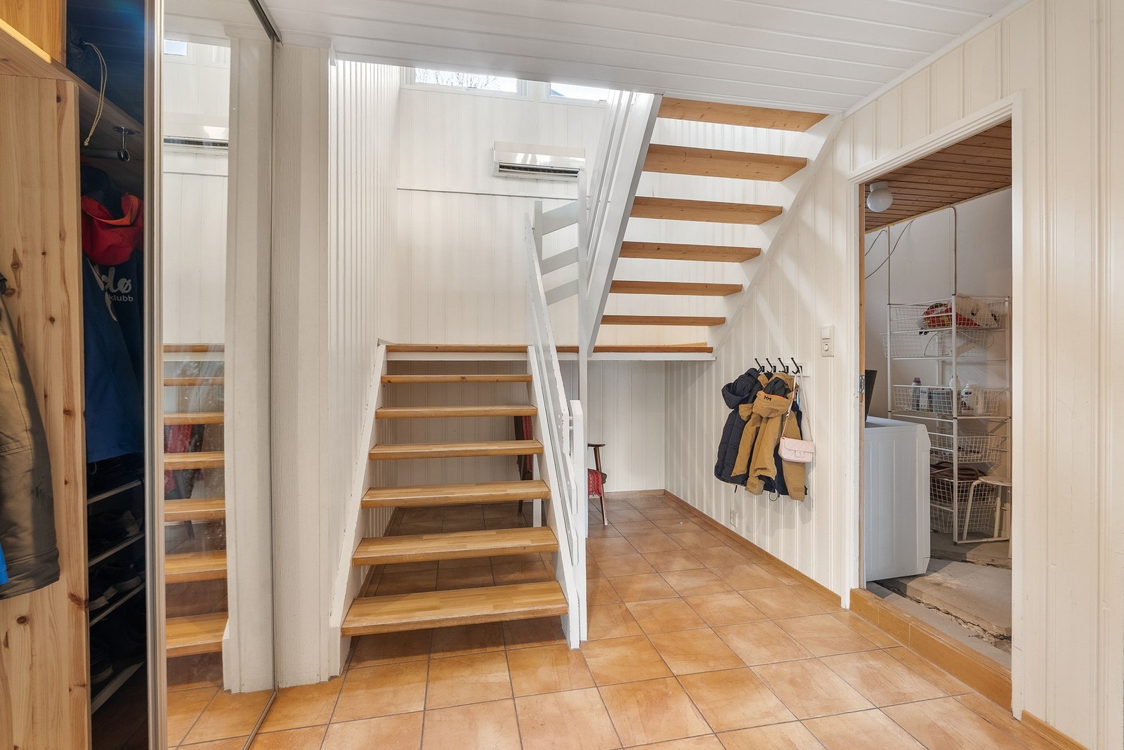 I underetasjen ønskes du velkommen av en romslig entré med en praktisk skyvedørsgarderobe. Galleribilde