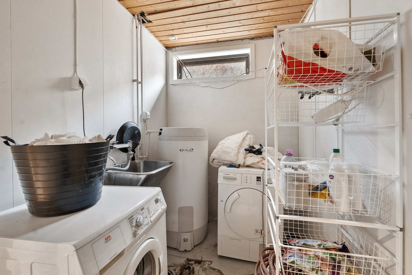 Eget vaskerom med opplegg for vaskemaskin og gode oppbevaringsmuligheter. Galleribilde