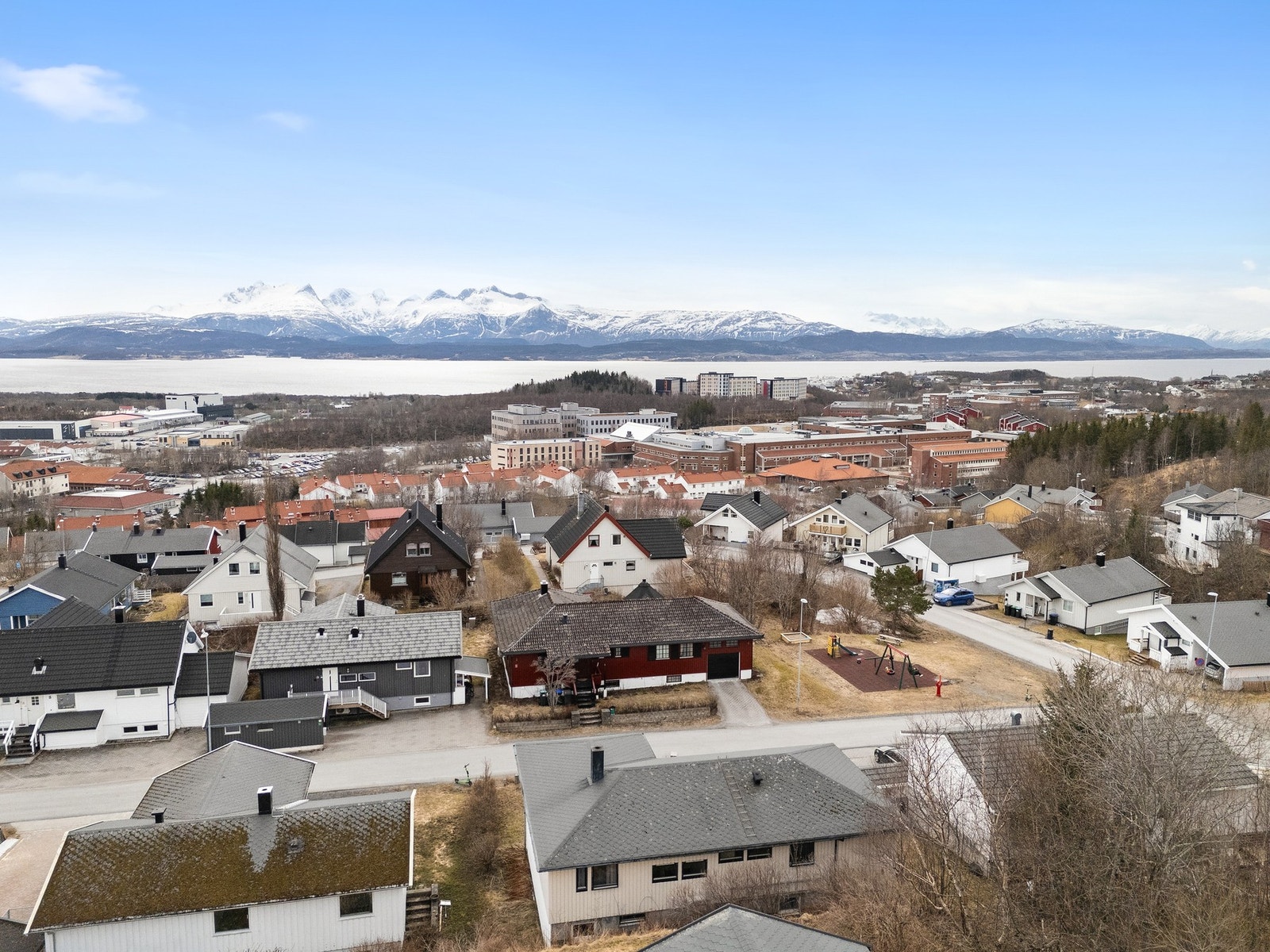 Fra eiendommen er det flott utsikt over nærområdet, fjorden og fjellene. Galleribilde