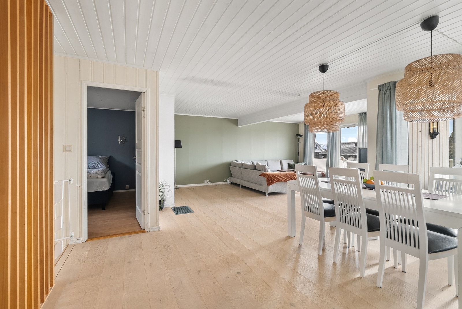 Spisestuen blir et naturlig samlingspunkt, plassert i åpen forbindelse med både kjøkken og stue. Galleribilde