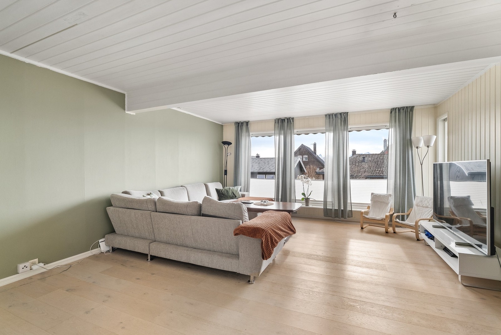 Gjennomgående lys parkett og vegger i behagelige fargetoner skaper en helhetlig og moderne atmosfære. Galleribilde
