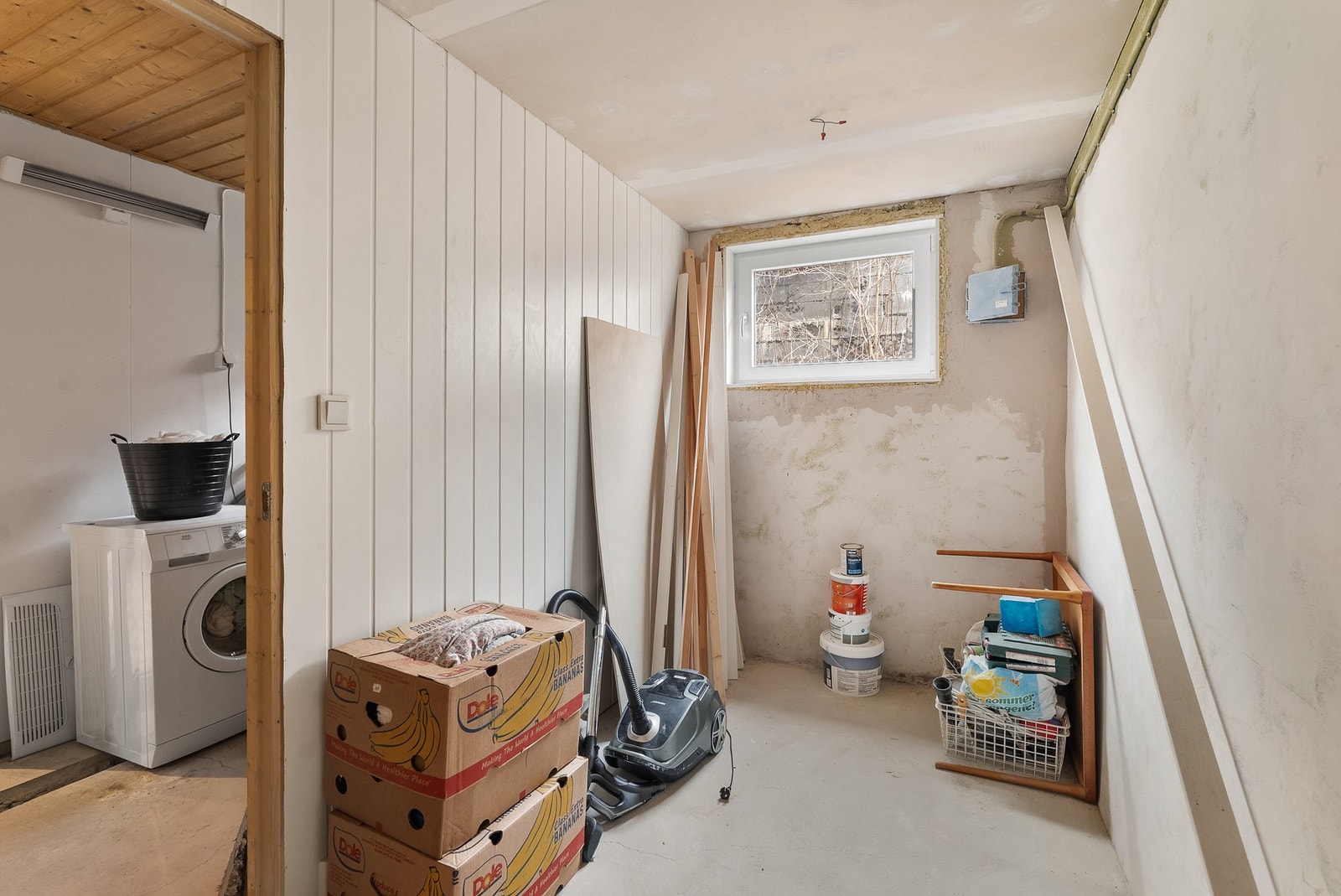Underetasjen har flere boder og rom med rikelig lagringsplass. Galleribilde