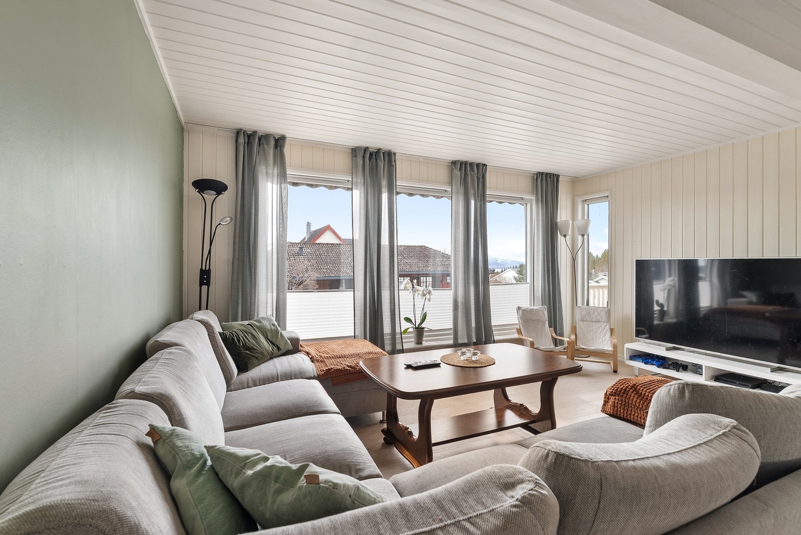 Store vindusflater i stuen slipper inn rikelig med dagslys og gir en god romfølelse. Galleribilde