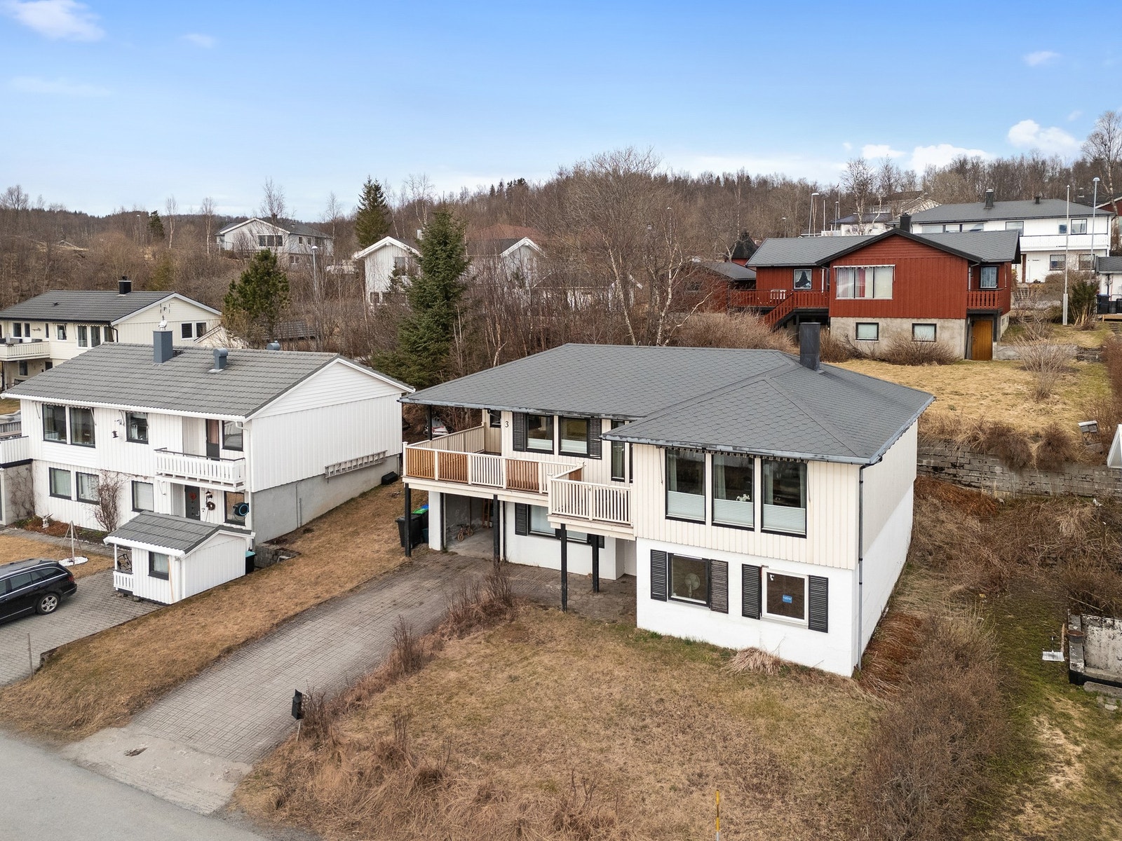 Eneboligen ligger på en romslig tomt i et etablert og barnevennlig boligområde. Galleribilde