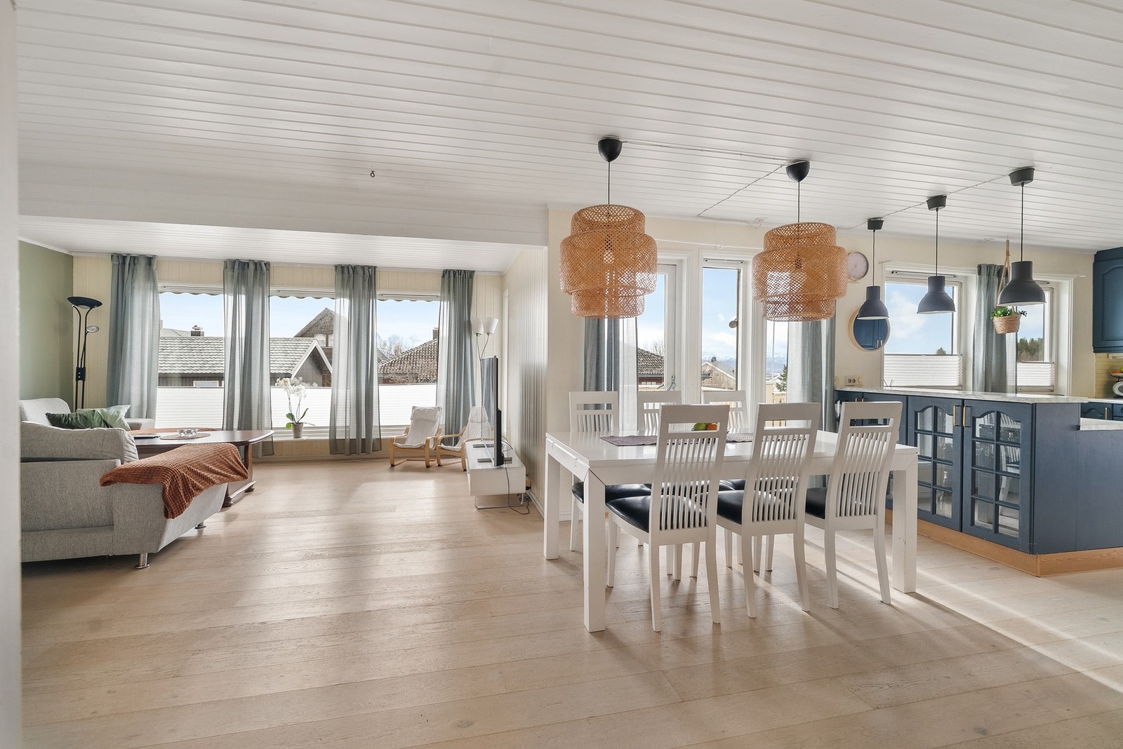 Hovedetasjen har en åpen og sosial planløsning med god plass til både spisebord og en romslig sofagruppe. Galleribilde