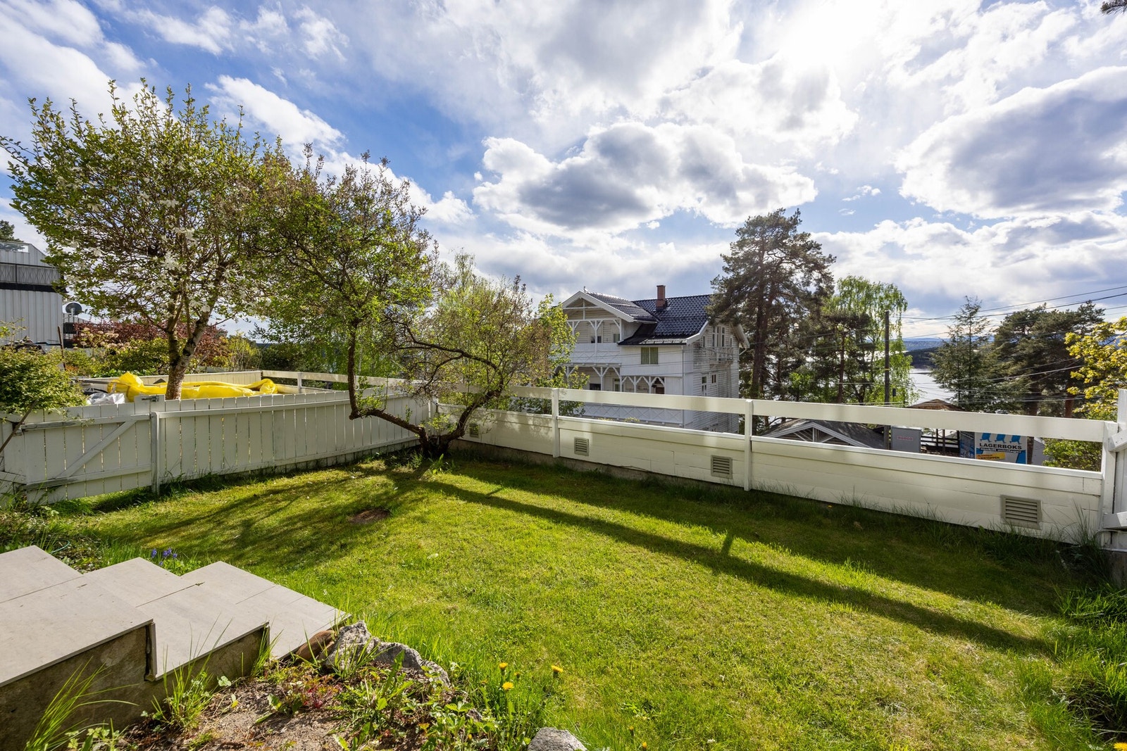 Koselig hage med boltreplass for både store og små. Galleribilde
