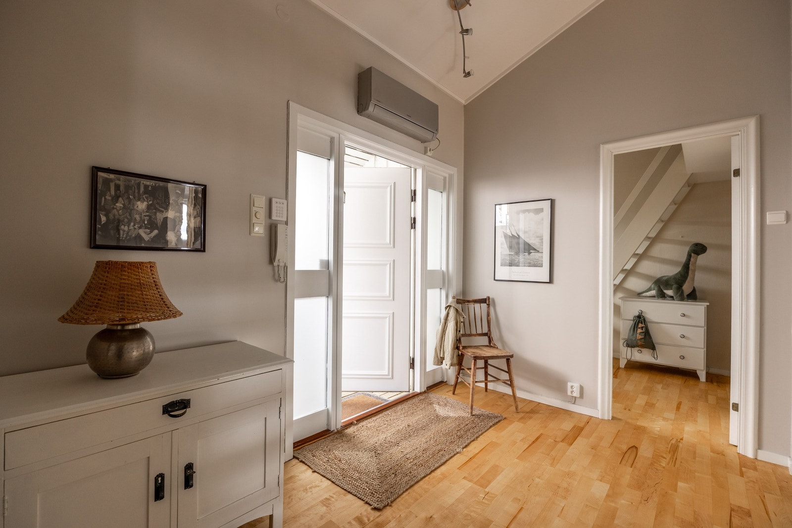 Romslig entré/hall med plass for oppbevaringsmøbler. Galleribilde