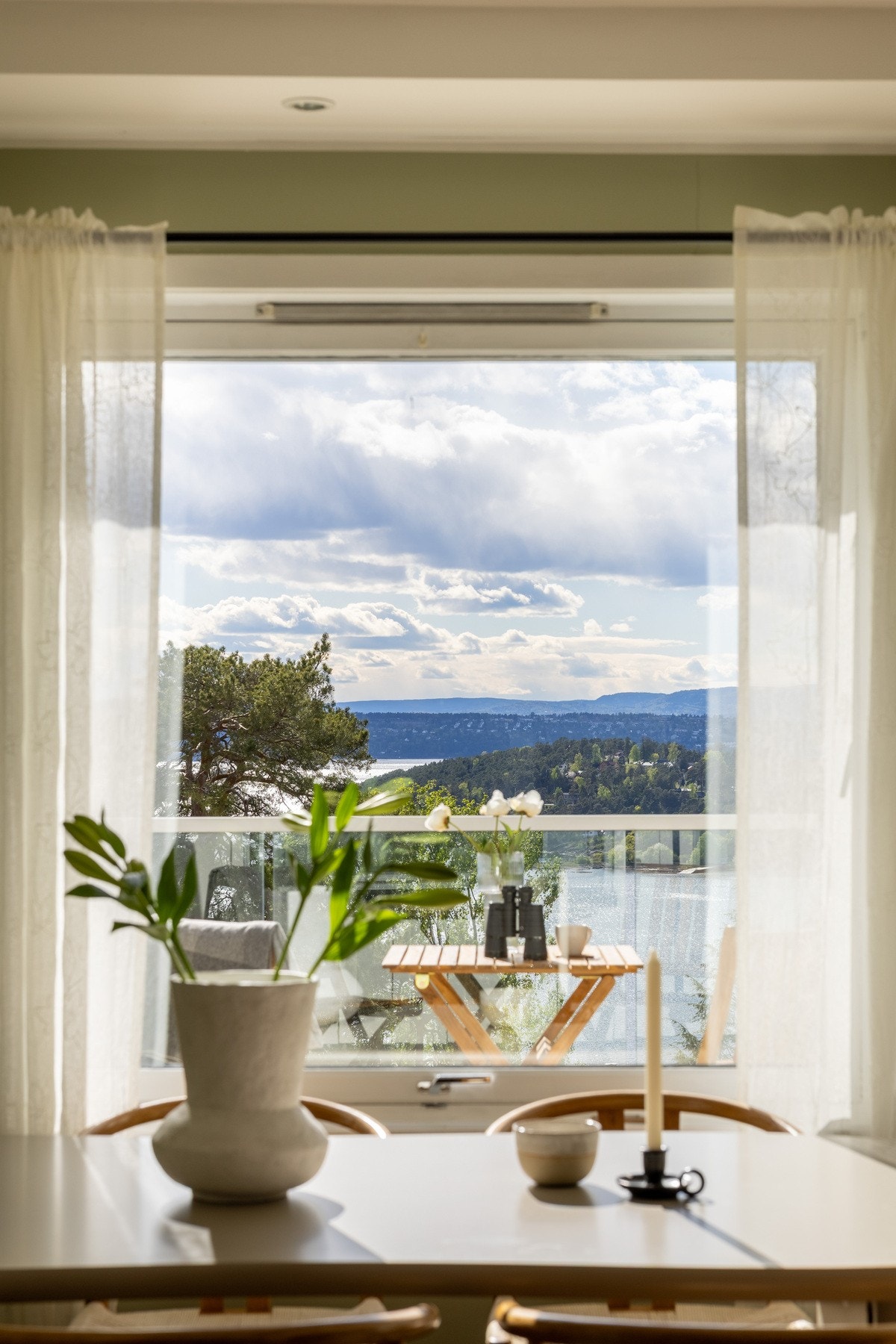 Fra kjøkkenbordet kan man nyte fantastisk utsikt. Galleribilde