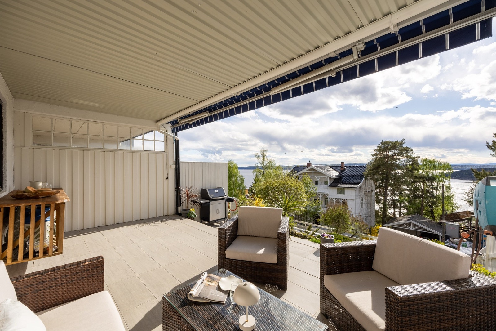 Videre adkomst ut til overbygd terrasse. Galleribilde
