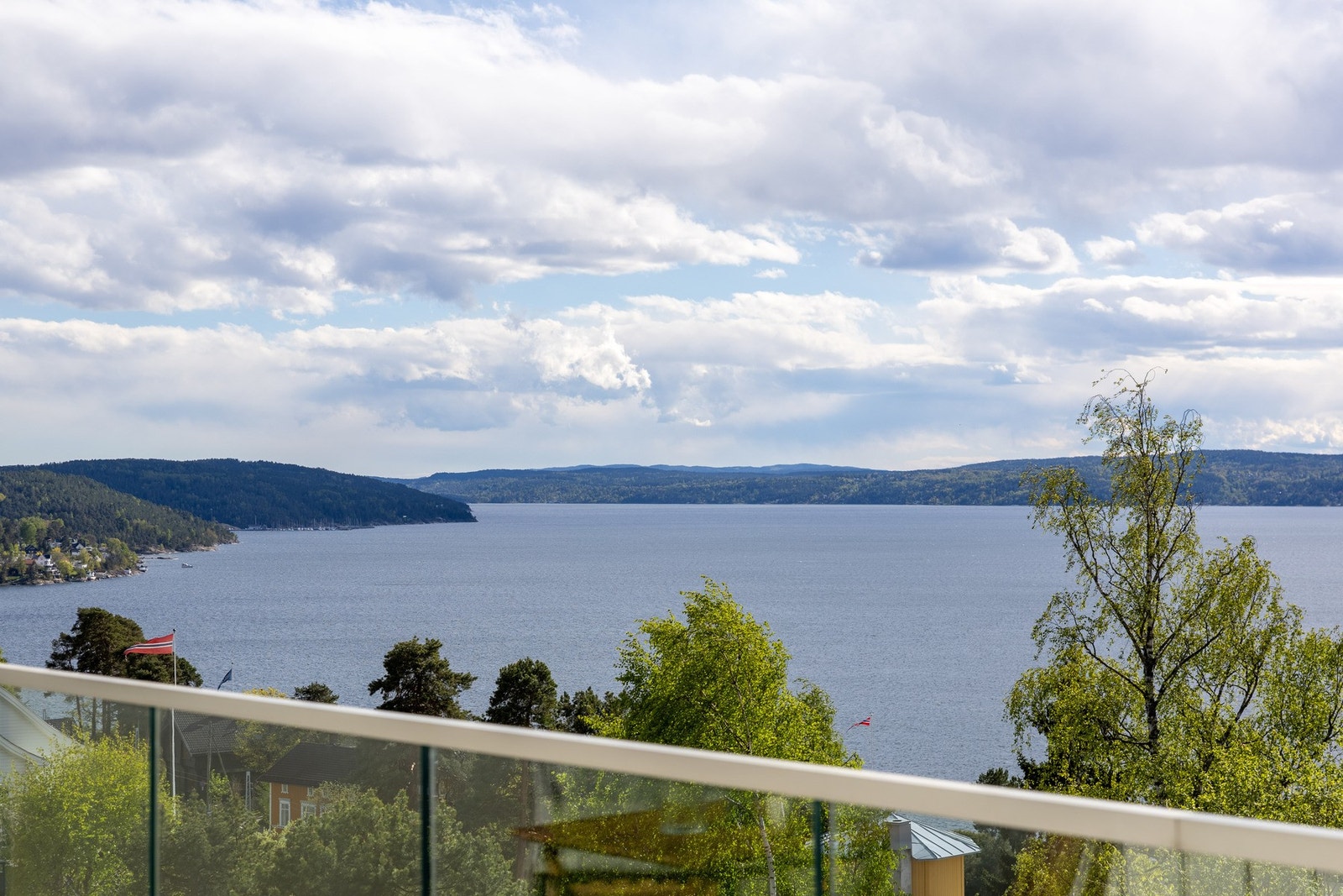 Leiligheten ligger høyt og fritt i terrenget med panoramautsikt over fjorden. Galleribilde