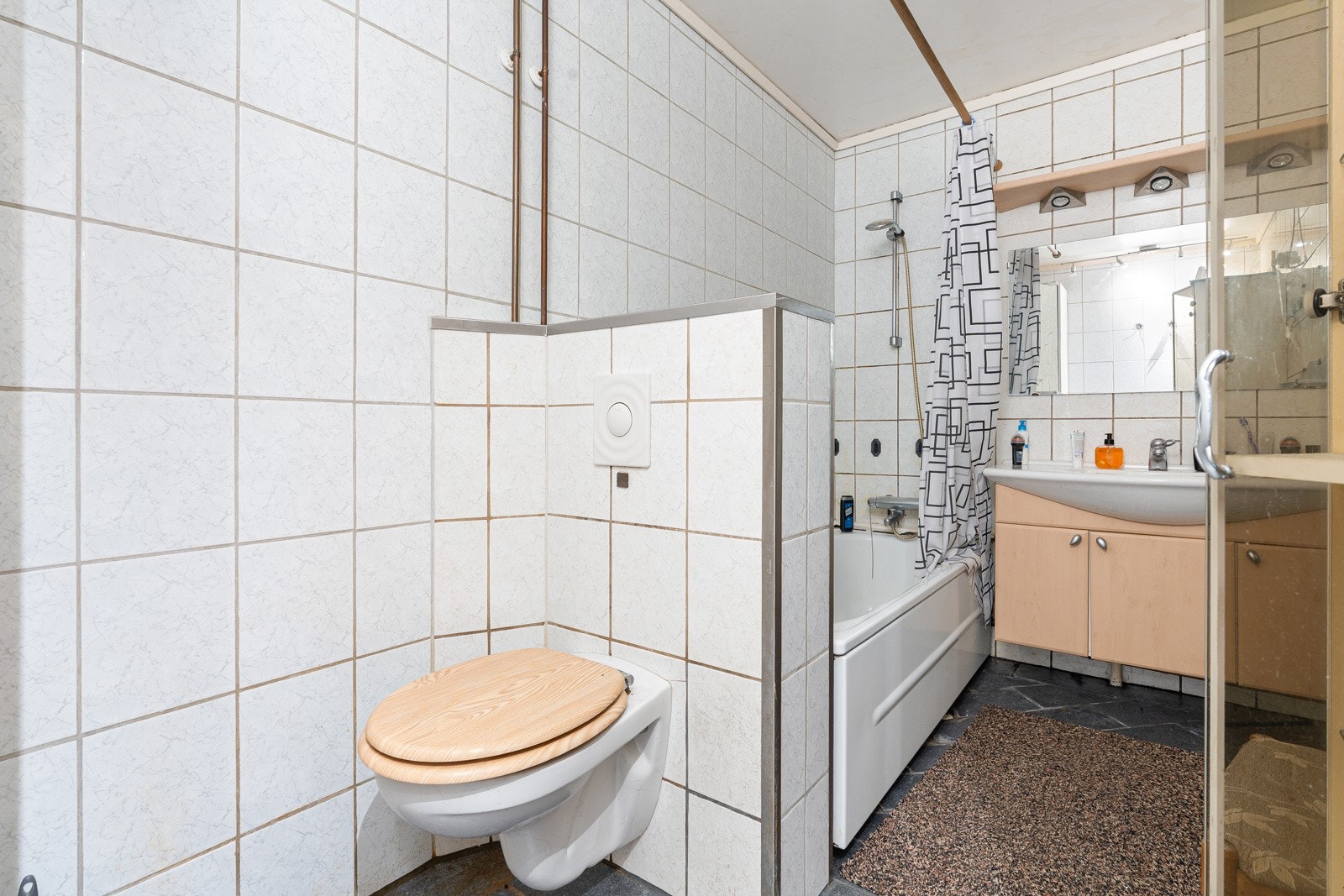 Vegghengt wc og innredning med god lagringsplass. Galleribilde