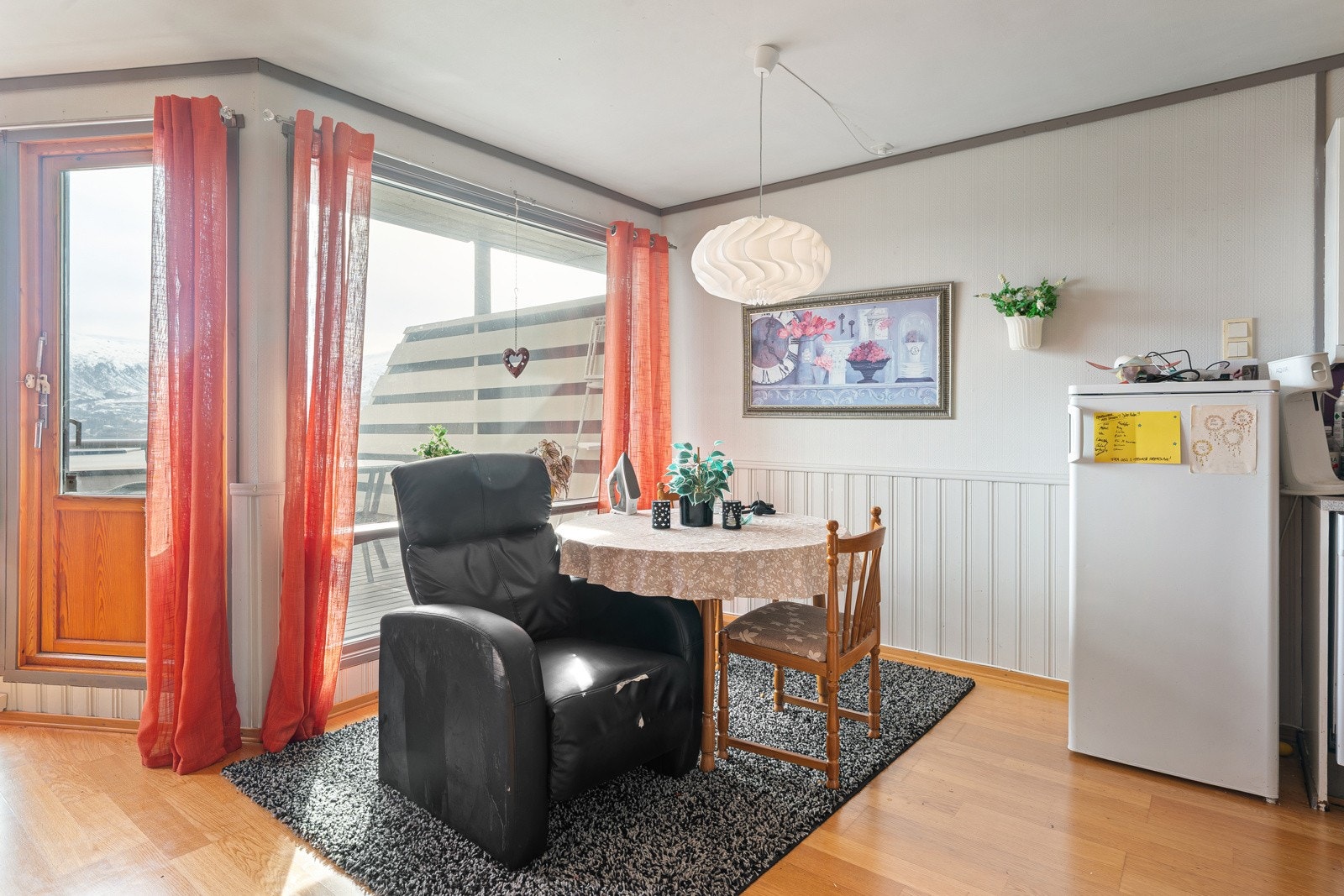 Spiseplassen faller naturlig inn i rommet. Galleribilde