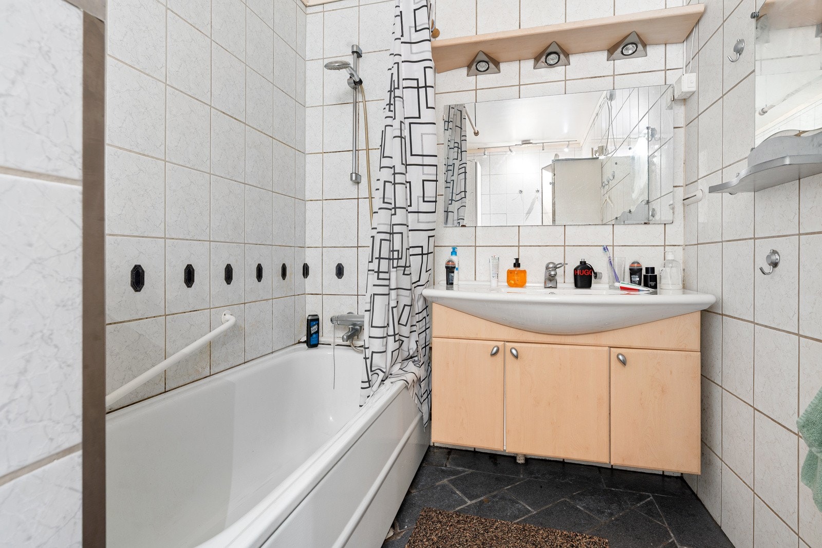 Baderom med badekar. Galleribilde