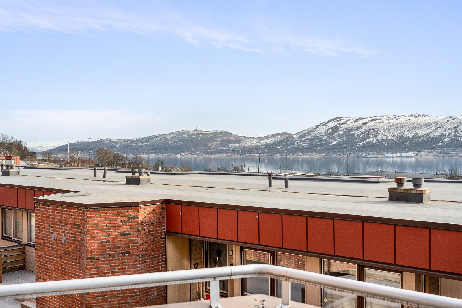 Nydelig utsikt fra stuevindu og veranda. Galleribilde