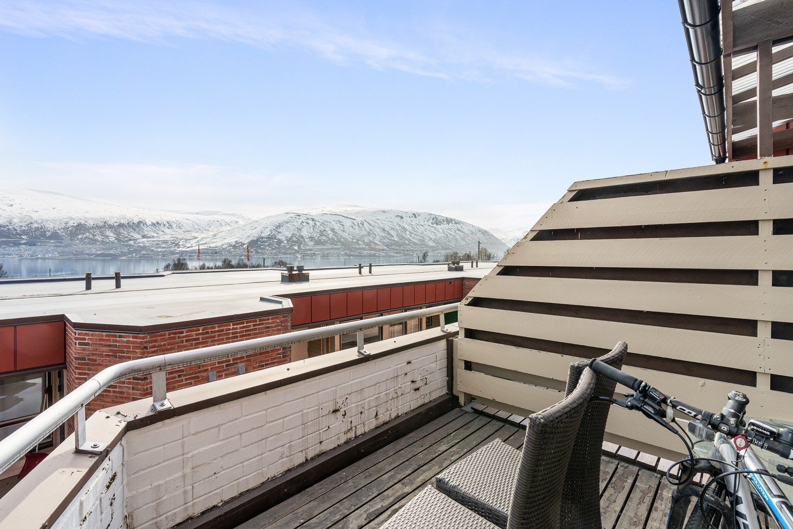Verandaen har god plass for utemøbler. Galleribilde