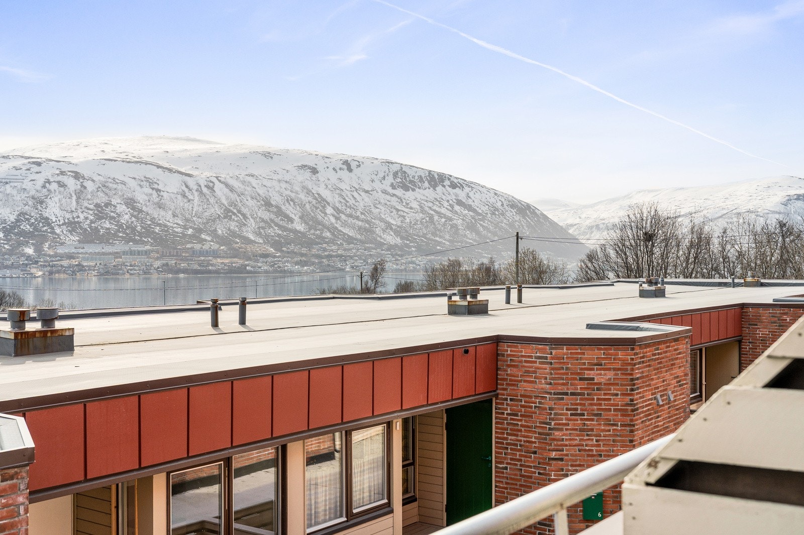 Fra stuen har man direkte utgang til veranda med fantastisk utsikt. Galleribilde