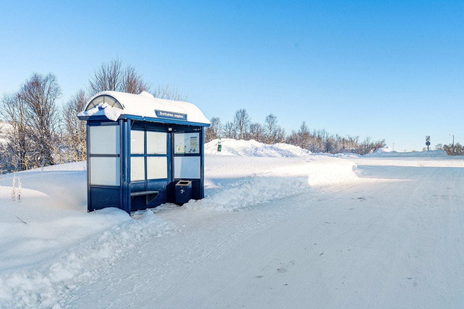 Busstoppet ligger like ved og har direkteforbindelse til bl.a. UiT/UNN (4 min), sentrum (10 min), samt Giæverbukta og flyplassen. Galleribilde