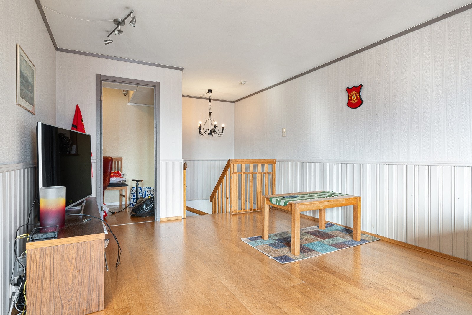 Stuen framstår stor og luftig med plass for flere oppholdssoner. Galleribilde