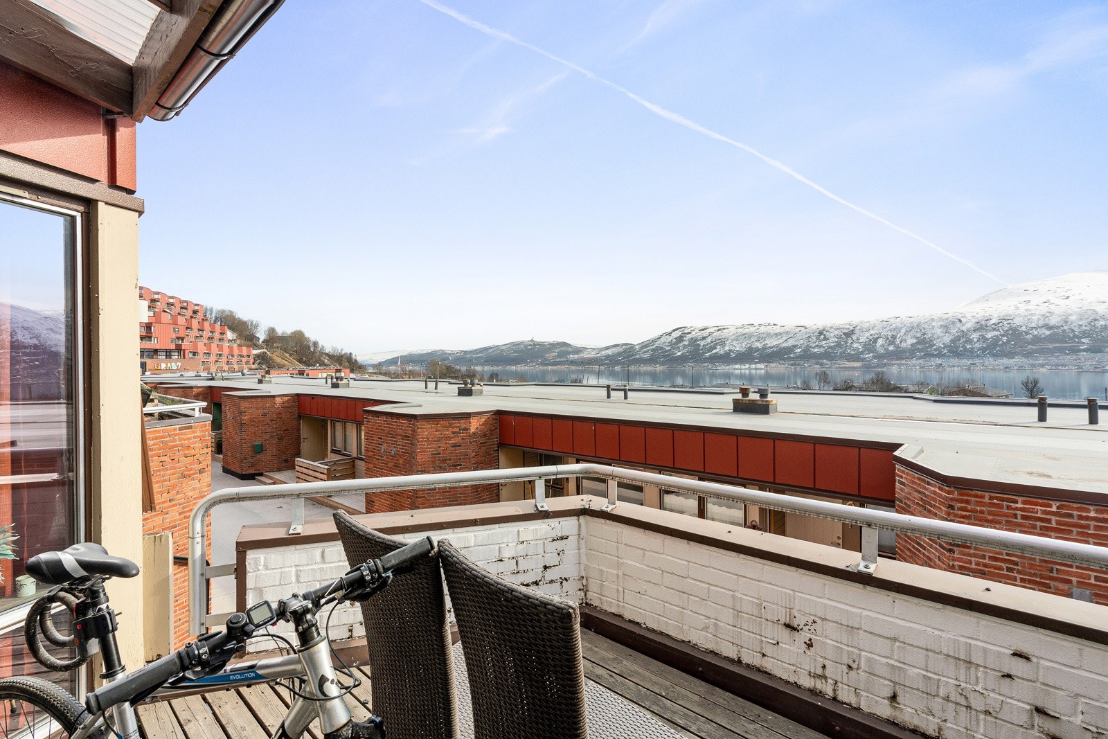 Her er det flere etterspurte kvaliteter som bl.a. veranda med fantastisk utsikt, parkering og kort vei til både skole, barnehage, UNN/UiT og bussforbindelser. Galleribilde