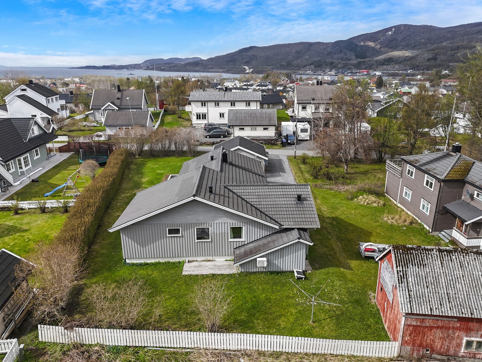 Fra eiendommen er det kort vei til bussforbindelse, dagligvarebutikk, skole og barnehager. Galleribilde