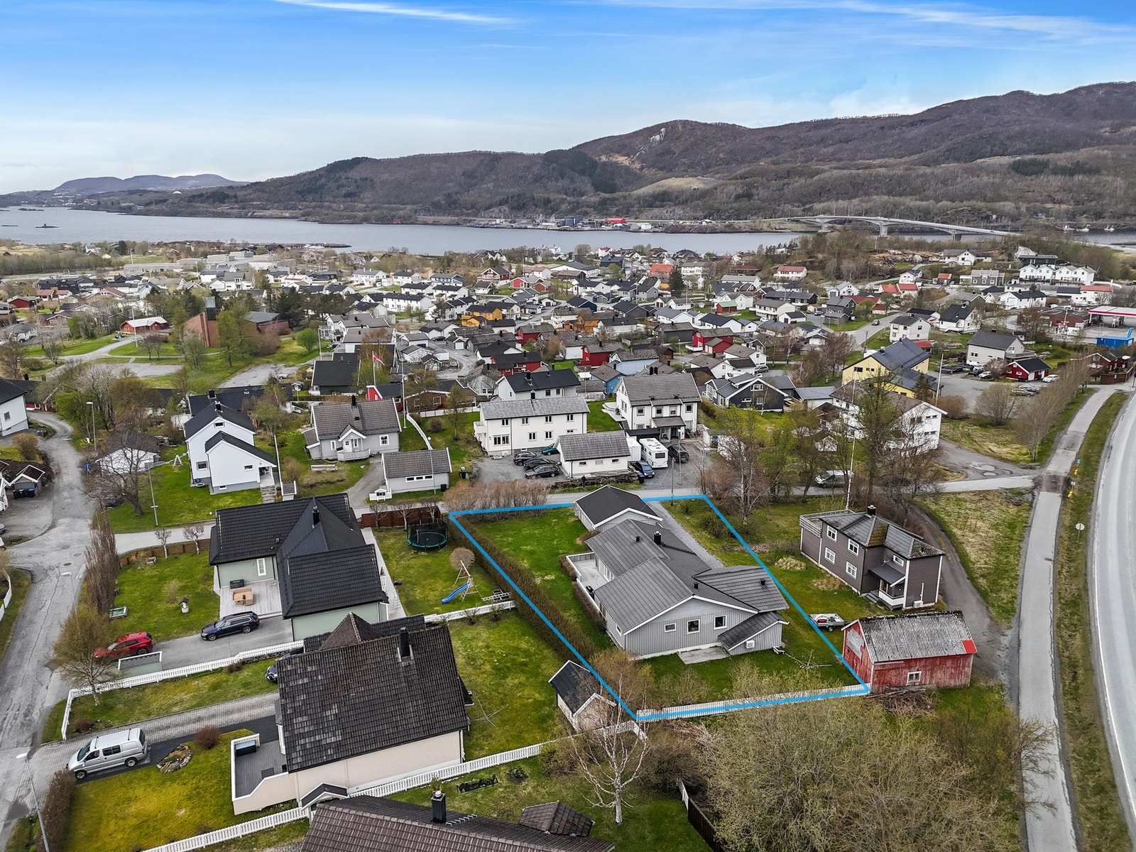 Stor tomt på over 900 m² med fin beliggenhet i et veletablert nabolag på Tverlandet. Galleribilde