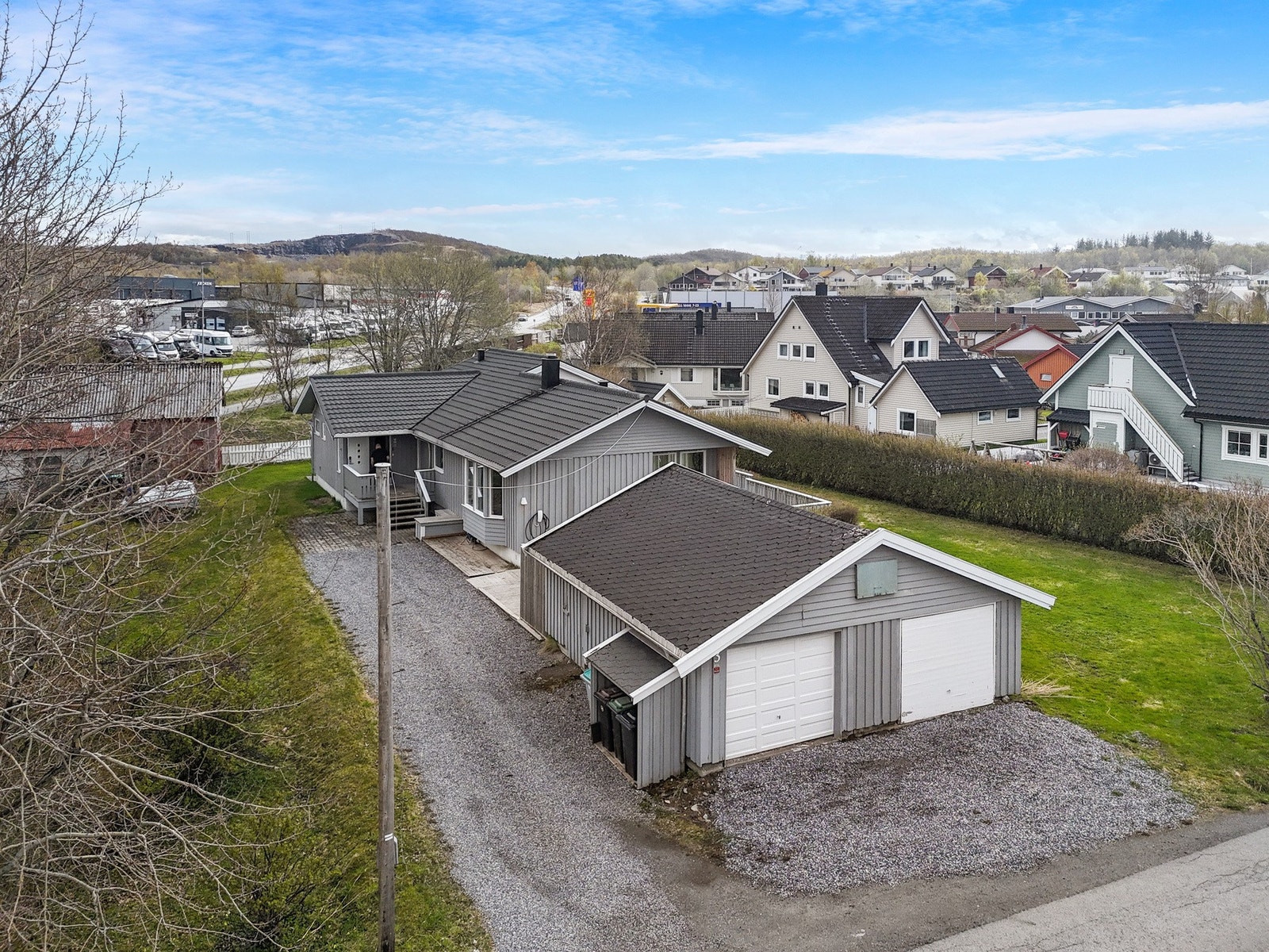 Eneboligen byr på ca. 268 m² fordelt på hovedetasje og delvis uinnredet kjeller. Dobbelgarasje på ca. 46m². Galleribilde