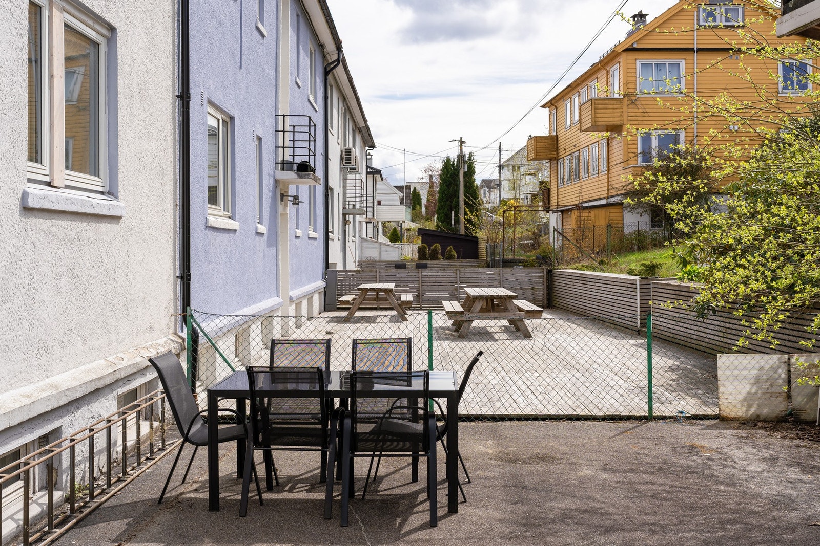 Felles uteplass på baksiden av bygget. Galleribilde