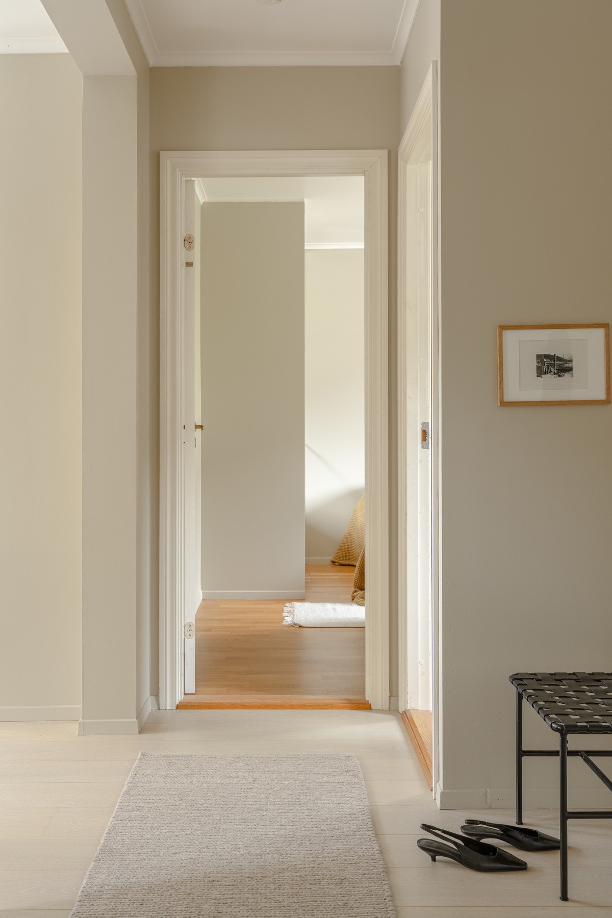 Her er det god plass til å henge fra seg yttertøy. Galleribilde