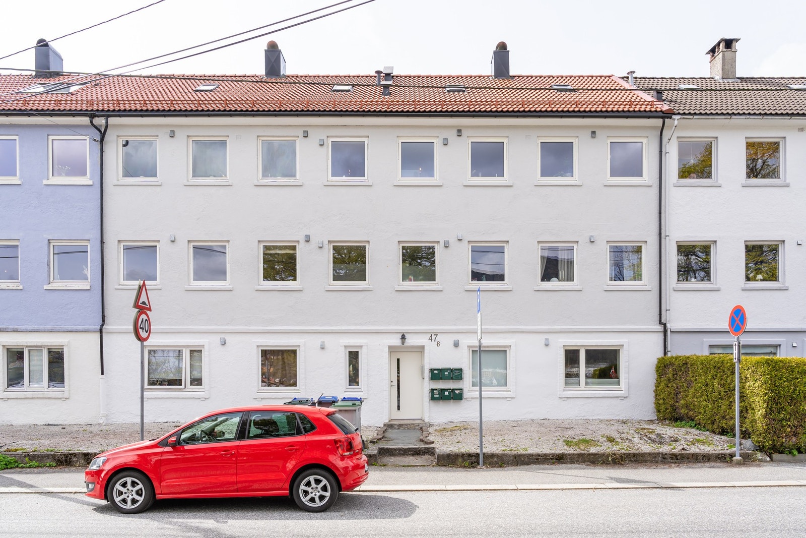 Det er soneparkering i gaten. Galleribilde