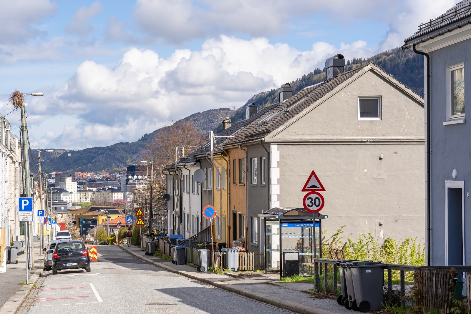 Kun en kjapp busstur inn til Bergen sentrum. Galleribilde