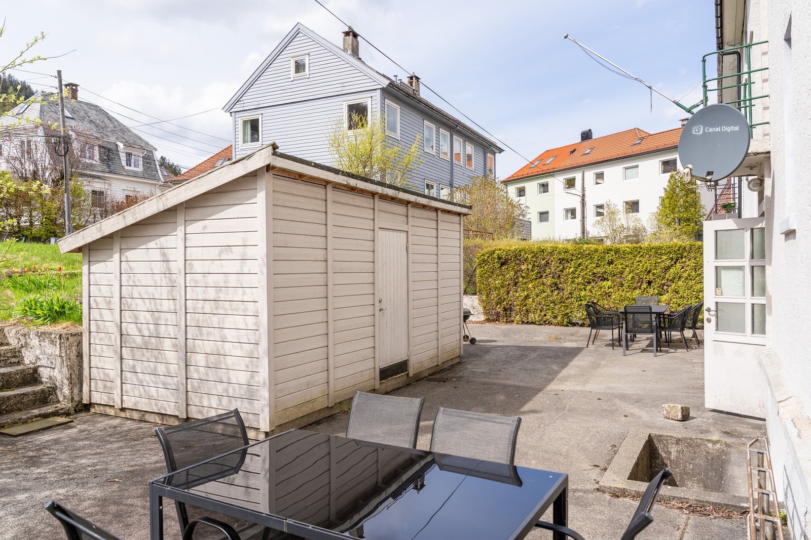 Sameiet har en stor felles uteplass til glede for beboerne. Galleribilde