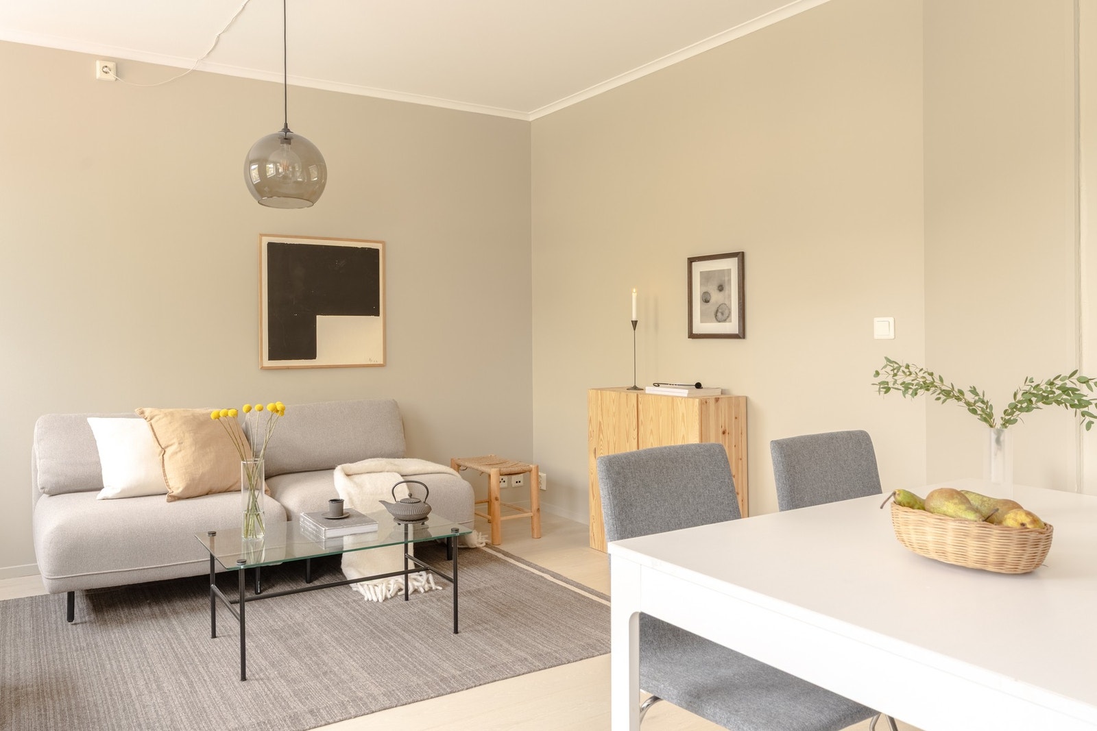 I stuen er det plass til å møblere med både sofagruppe og spisebord. Galleribilde