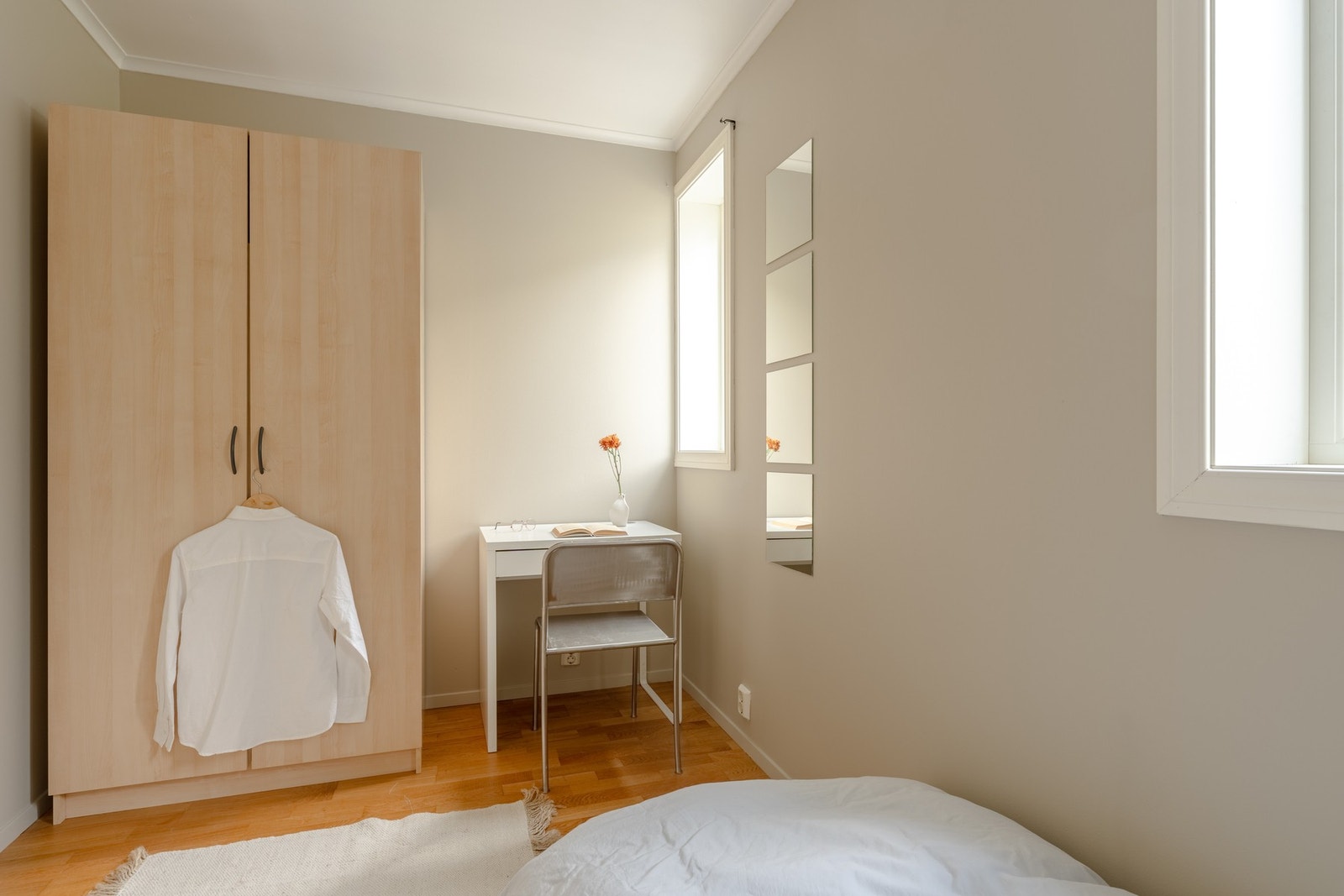 På begge soverommene er det plass til seng, garderobe og tilhørende møblement. Galleribilde