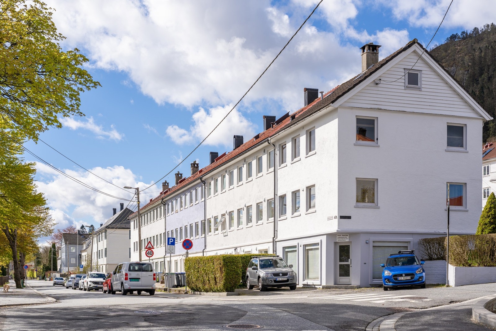 Det er få minutters gange til nærbutikk og flere dagligvarebutikker på Danmarksplass. Galleribilde