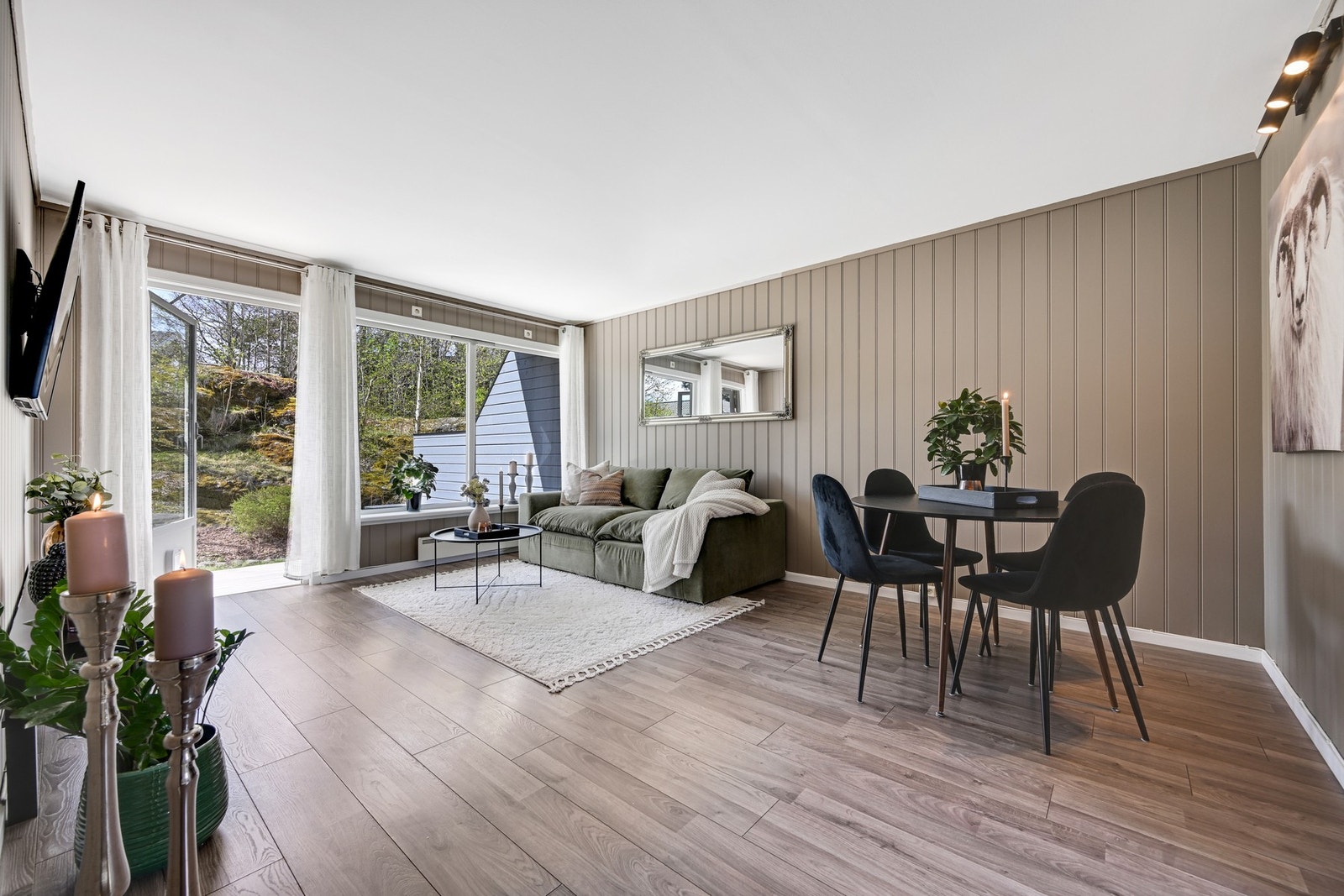 Flott stue med god plass til spisebord og sofakrok Galleribilde