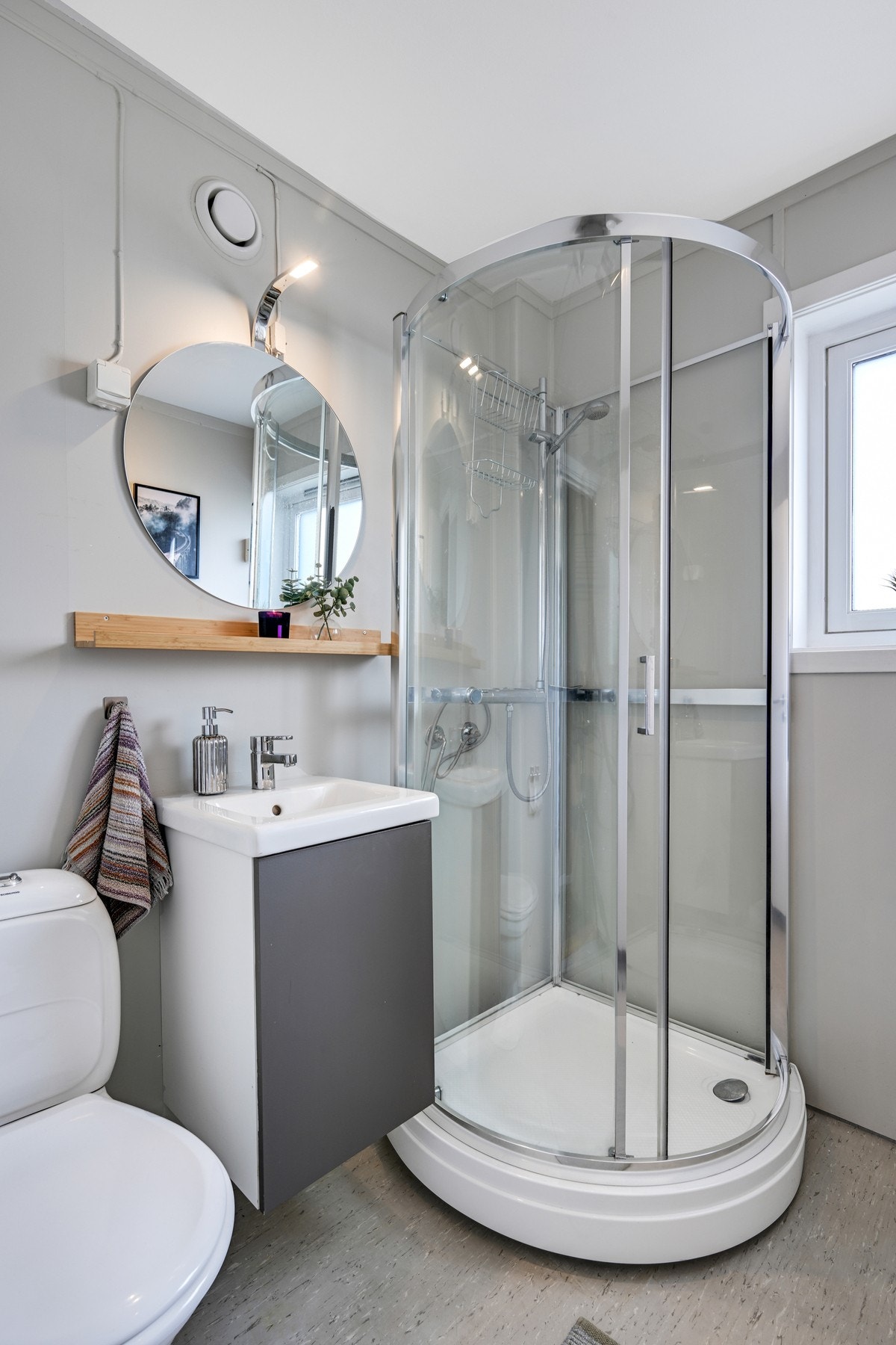 Videre inneholder badet toalett, dusjkabinett og servant Galleribilde