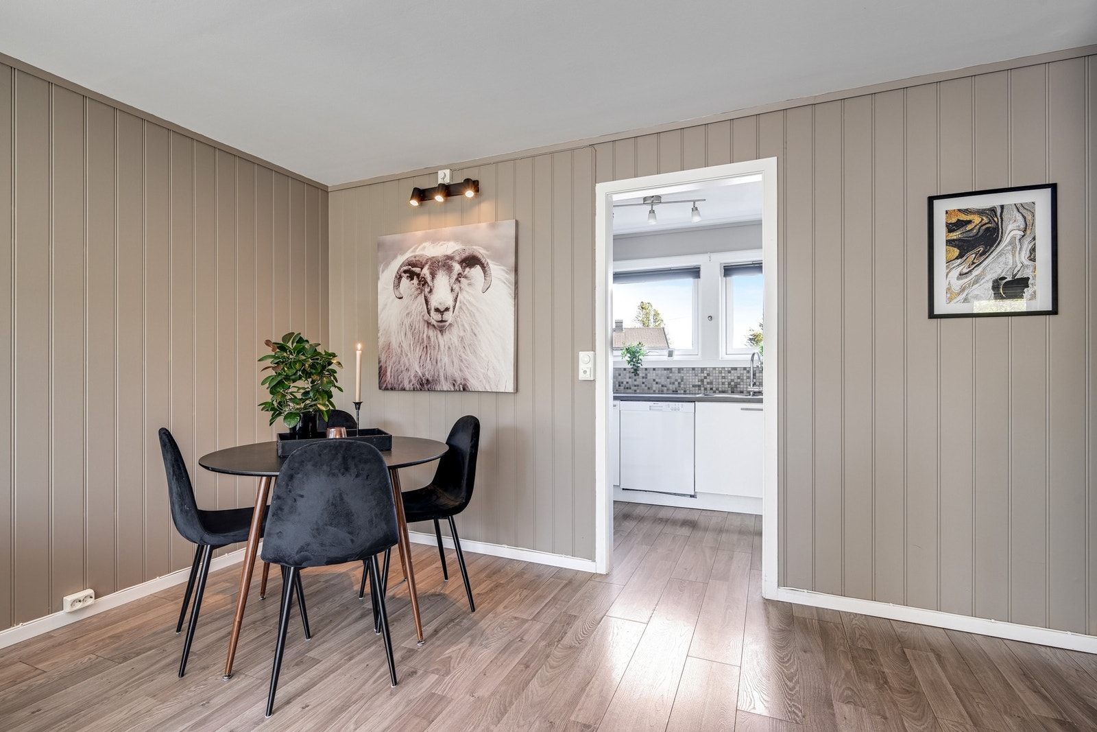 Stuen er malt i moderne farger Galleribilde
